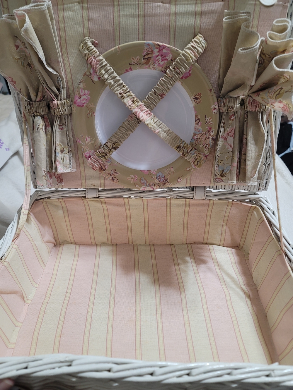 Very Rare Rachel Ashwell Simply Shabby Chic Picnic Basket White Wicker Pink